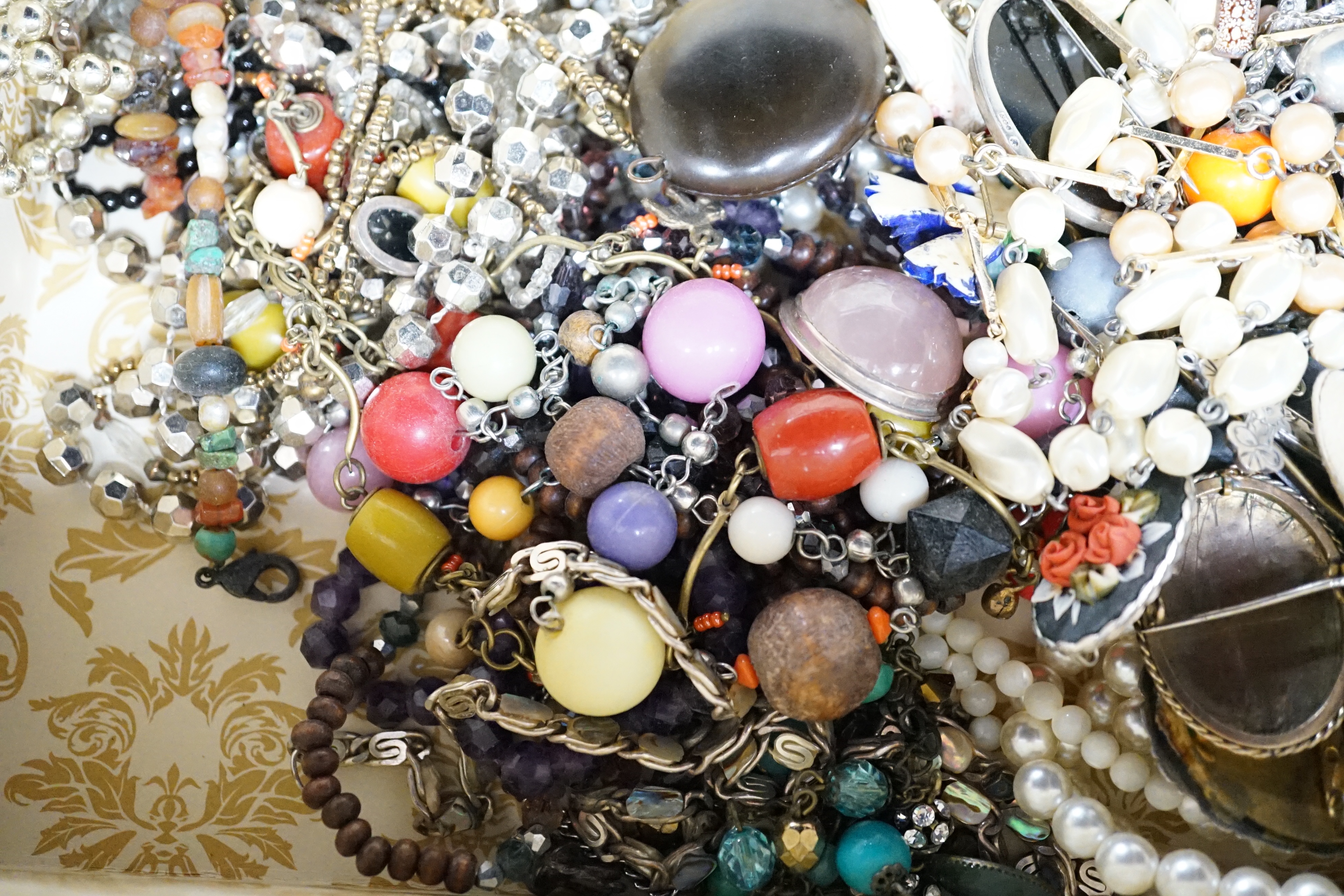 A 9ct gold scroll brooch, 35mm, a small 9ct gold pendant , a 9ct and gem set clover ring, gross 6.5 grams, a Victorian silver locket and a quantity of assorted costume jewellery, including wrist watches, necklaces, etc